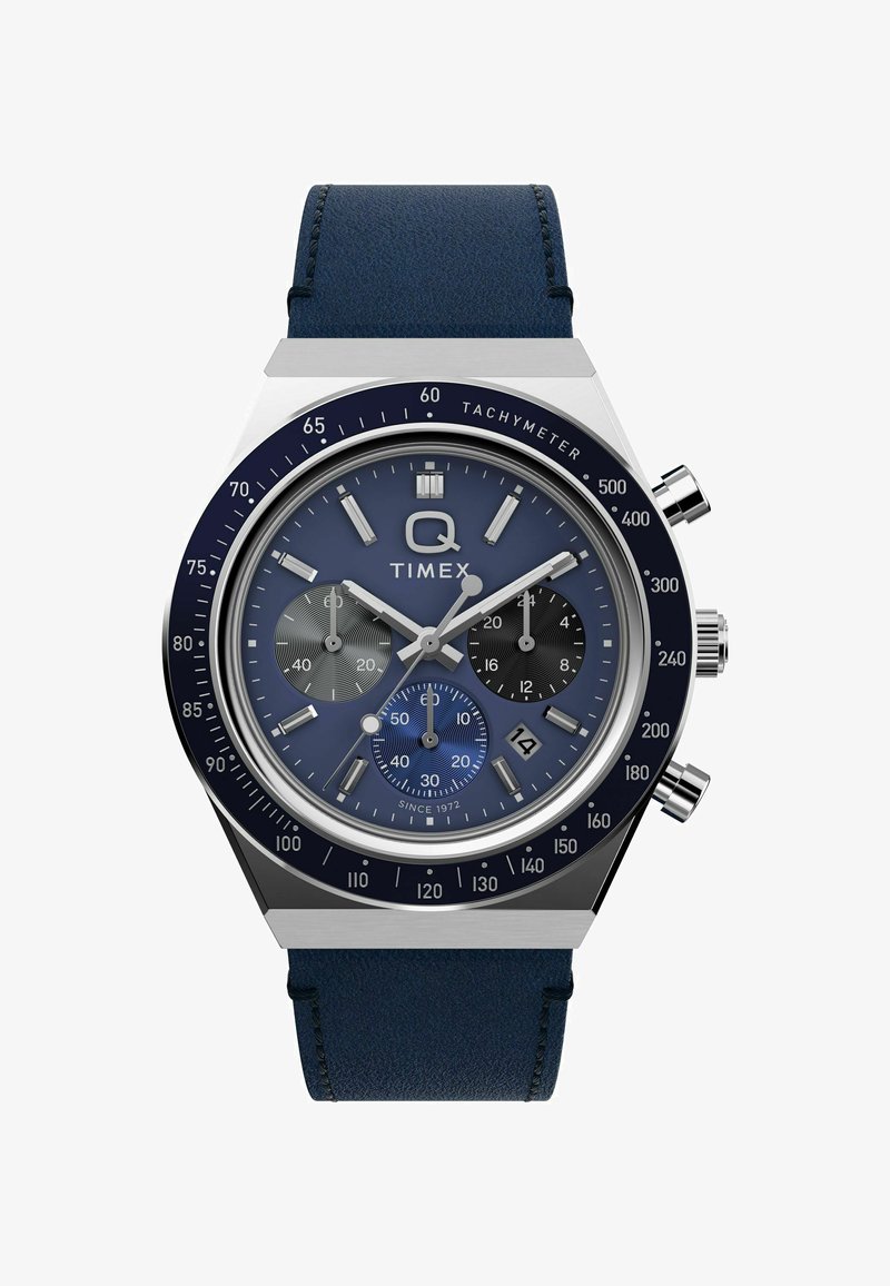 Hodinky Timex Q chronograph s modrým ciferníkom, tromi subciferníkmi, oknom dátumu na pozícii 4 hodiny, tachymetrickým rádiusom a modrým koženým remienkom.