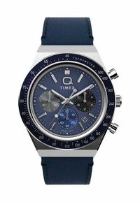 Orologio cronografo Timex Q con quadrante blu, hardware argentato, lunetta tachimetrica e cinturino in pelle blu scuro. I sottocampioni sono neri e blu.