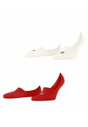 Twee paar lage sokken, één wit en één rood, elk met een klein zwart-blauw logo bovenaan.