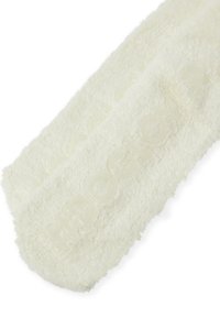 Flauschige weiße Socken mit samtiger Struktur, auf der Seite mit dem erhabenen Schriftzug "#DOGLOVER" versehen, die ein gemütliches und weiches Aussehen bieten.