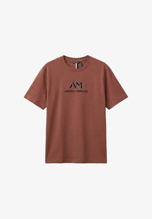 Bruin katoenen T-shirt met korte mouwen, zwart Antony Morato-logo en tekst gecentreerd op de borst.