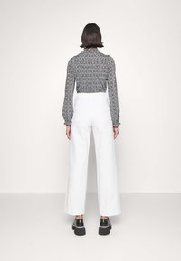 sandro Vaqueros boyfriend - white