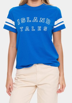Niebieski bawełniany t-shirt z białym napisem „ISLAND TALES” i białymi paskowanymi akcentami na rękawach. Regularny krój z okrągłym dekoltem.