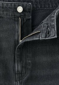 Zwarte denim jeans met een ritssluiting en een zilveren knoop. Heeft een gestructureerde stof en zichtbare stiksels langs de randen.