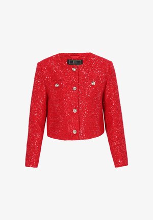 Veste rouge courte en tissu texturé, ornée de sequins argentés, avec quatre poches avant et des boutons ronds en métal à l'avant.