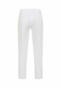 Weiße, gerade geschnittene Hose von hinten, mit Gürtelschlaufen und zwei paspelierten Gesäßtaschen, vor einem schlichten weißen Hintergrund.