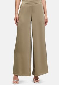 Szerokie spodnie w kolorze oliwkowej zieleni, wykonane z gładkiej tkaniny, z wysokim stanem. Charakteryzują się prostym designem bez zdobień czy wzorów.