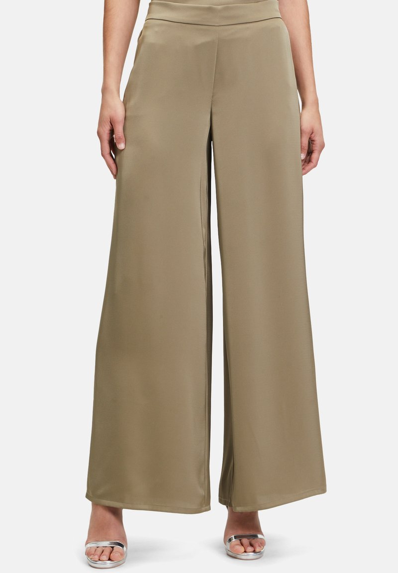 Szerokie spodnie w kolorze oliwkowej zieleni, wykonane z gładkiej tkaniny, z wysokim stanem. Charakteryzują się prostym designem bez zdobień czy wzorów.