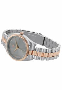 Silberne und roségoldene Edelstahl-Uhr mit einem grauen Zifferblatt, Kristallakzenten und einer geriffelten Lünette. Verfügt über ein poliertes Gliederarmband-Design.