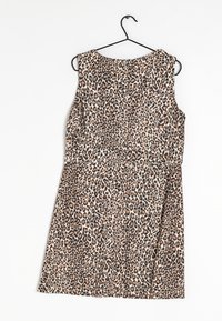 Abito senza maniche con stampa leopardata realizzato in tessuto leggero, con scollo rotondo e orlo svasato, esposto su un appendiabiti nero.