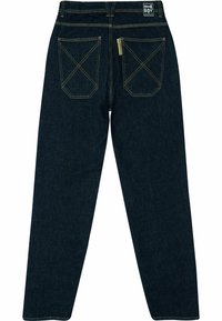 Jeans de mezclilla azul oscuro con diseño de pierna recta. Presenta dos bolsillos traseros cosidos con un patrón en forma de X y una etiqueta de marca en la cintura.