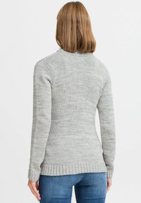 Gestrickter grauer Pullover mit strukturiertem Finish, langärmlig und mit geripptem Saum, von hinten betrachtet.