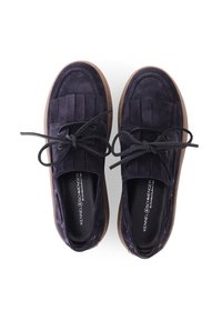 Marineblauwe suède schoenen met een ronde neus, vetersluiting en franjes op de bovenkant. Bruine rubberen zool. Interieur met een logo.