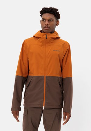 Waterdichte jas met een oranje bovenstuk en een bruine onderstuk. Voorzien van een capuchon, een ritssluiting aan de voorkant en zijzakken.