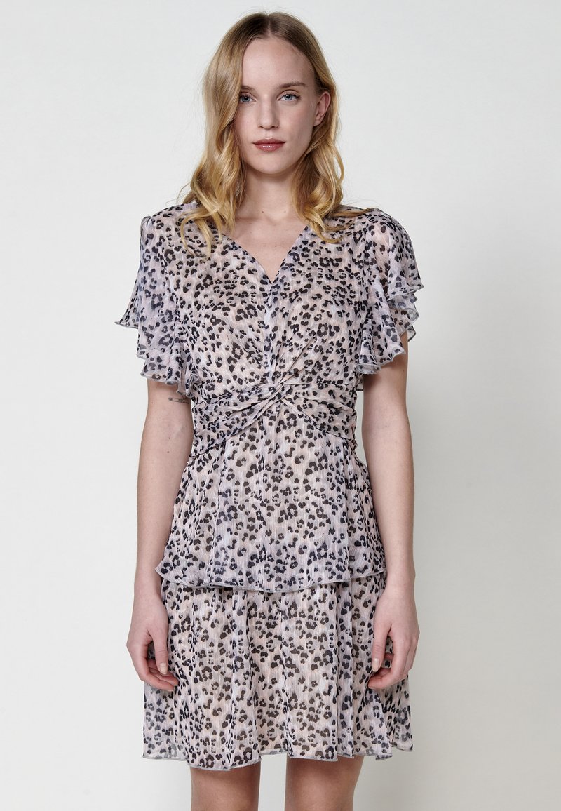 Kurzärmliges, leopardprint Kleid aus transparentem Stoff. Verfügt über einen V-Ausschnitt und geschichtete Rüschen an den Ärmeln und dem Saum in neutralen Tönen.