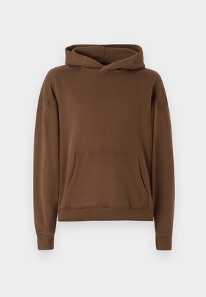 Brun hettegenser med kengurulomme, ribbestrikket kant og mansjetter, laget av mykt teksturert materiale, med løs passform og minimal design.