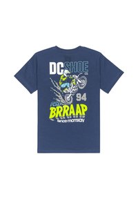 Námořnická modrá bavlněná tričko s grafickým motivem motocyklu, s nápisem "DC SHOE CO" a "PURE BRRAAP" vytištěným jasně žlutou barvou a dalším textem.