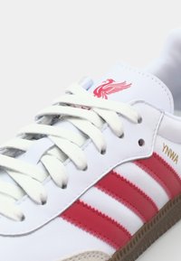 adidas Originals LIVERPOOL FC SAMBA LICENSED UNISEX - Chaussures de football en salle - footwear white/strawberry red