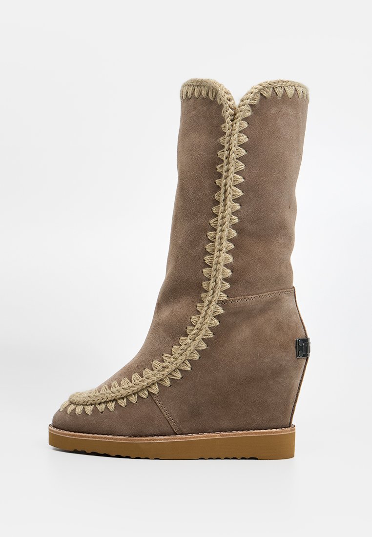 Mou Laarzen met sleehak lichtbruin