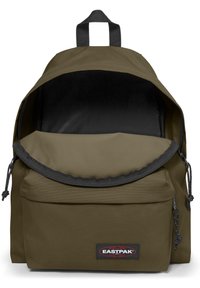 Zaino di Eastpak in tessuto verde oliva con un compartimento principale, chiusura a coulisse e tasca frontale con una patch del logo del marchio.