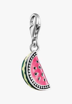 Silberner Verschluss mit einem Anhänger in Form einer bunten Wassermelonen-Scheibe mit pinkem Fruchtfleisch, schwarzen Kernen und grünen Randdetails.