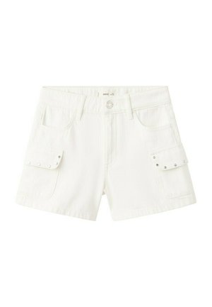Short en denim blanc avec passants de ceinture, bouton devant, deux poches avant et deux poches latérales à rabat avec des clous argentés.