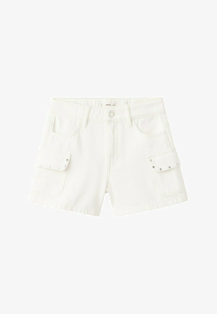 Short en denim blanc avec passants de ceinture, bouton devant, deux poches avant et deux poches latérales à rabat avec des clous argentés.