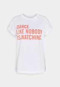 Vit kortärmad T-shirt med uppvikta ärmar och korallfärgad text "DANCE LIKE NOBODY IS WATCHING" på framsidan.