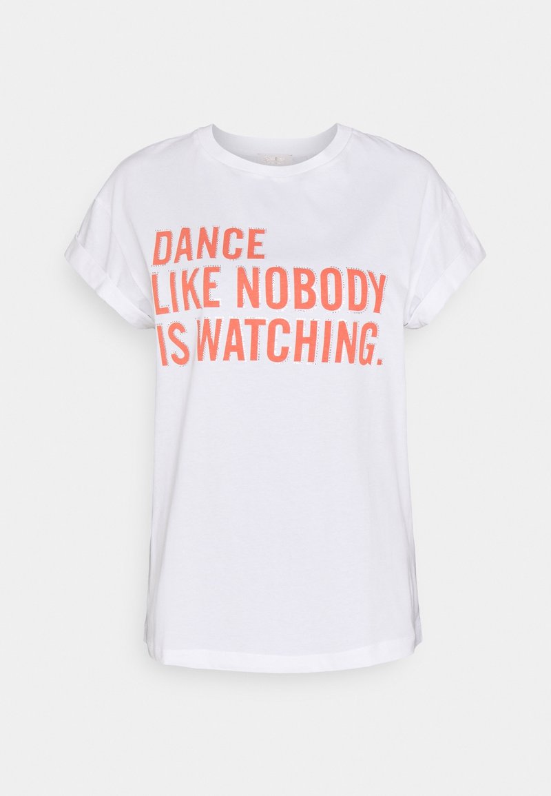Vit kortärmad T-shirt med uppvikta ärmar och korallfärgad text "DANCE LIKE NOBODY IS WATCHING" på framsidan.