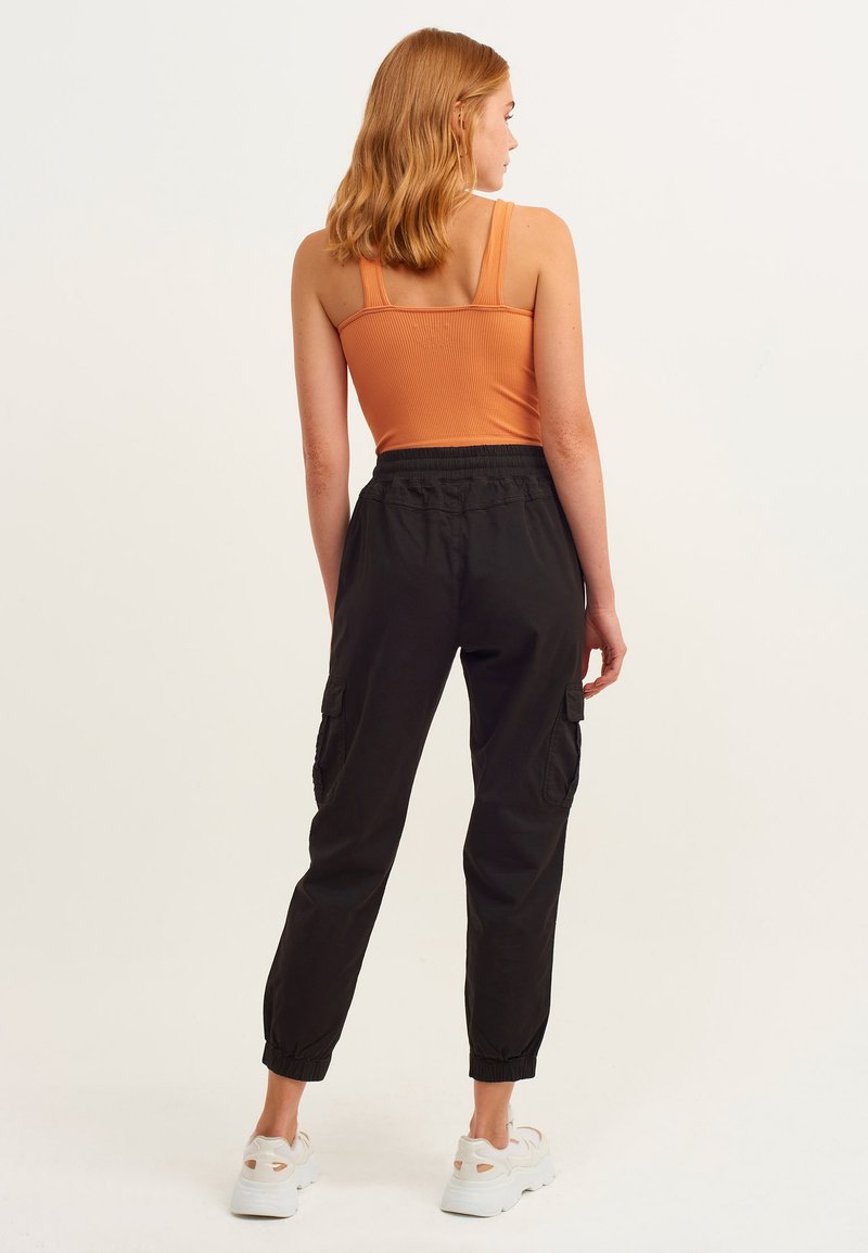 Damen Chinos | OXXO MIT ENGEN BEINABSCHLÜSSEN Cargohose black/schwarz - WM95657 Damen Chinos | OXXO MIT ENGEN BEINABSCHLÜSSEN Cargohose black/schwarz - WM95657
