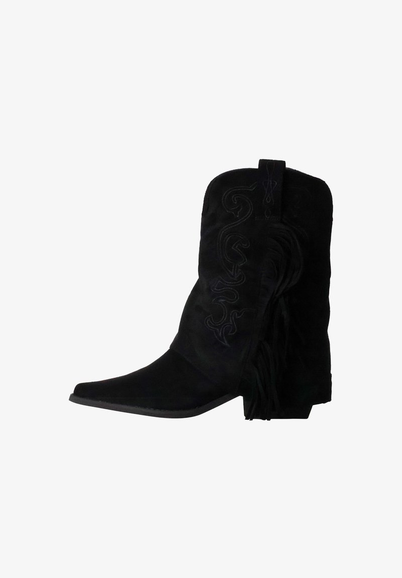 Botte de cowboy en daim noir avec bout pointu, motifs brodés, talon de hauteur moyenne et détails à franges sur le côté.