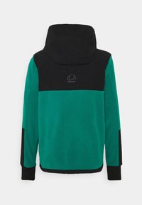 Giacca in pile con cappuccio e parte superiore nera, corpo di un vivace blu teal, con polsini elastici e logo sul retro.