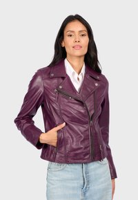Fialová kožená motocyklová bunda s přiléhavým střihem, asymetrickým předním zipem, stříbrnými detaily a bočními kapsami.