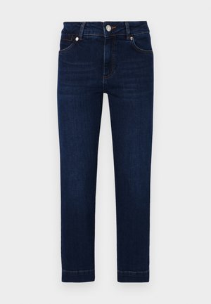 Jeans de mezclilla azul oscuro con corte recto, diseño de cinco bolsillos, cierre de botón y acentos de costura clara. Textura de tela suave.