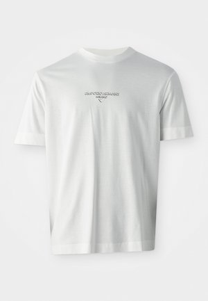 T-shirt blanc à manches courtes avec logo "EMPORIO ARMANI MILANO" centré sur la poitrine en lettres légèrement en relief.