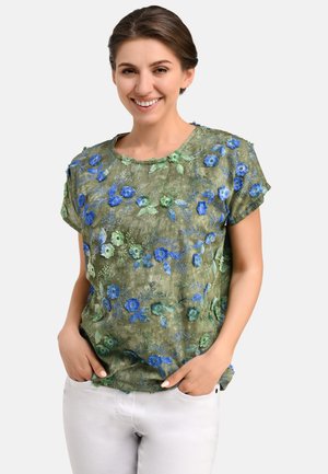 Kurzärmlige, olivgrüne Bluse mit blauen und grünen Blumenstickereien. Leichter Stoff, lockere Passform und runder Ausschnitt.