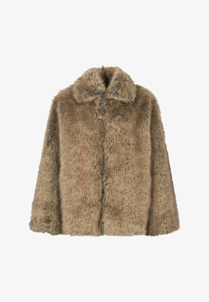 Braune Kunstfelljacke mit einem breiten Kragen, weicher Textur, lockerer Passform und Hornknöpfen auf der Vorderseite.