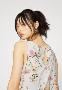 Vero Moda Petite VMEASY  - Blusa - snow white