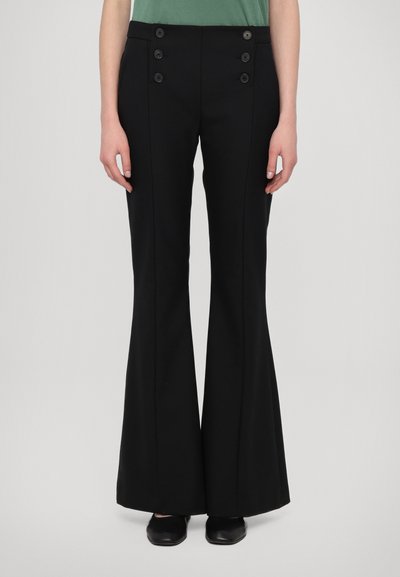 Pantalons évasés noirs avec une taille ajustée, comportant quatre boutons décoratifs à l'avant et une texture lisse.
