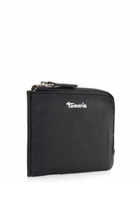 Portafoglio in pelle nera con finitura testurizzata, chiusura con zip e dettaglio logo in argento. Forma rettangolare compatta con bordi cuciti.