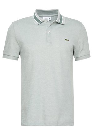 Lysegrå Lacoste polo med korte ærmer, to-knaps placket, ribbet krave og manchetter samt lille grønt krokodillelogo på brystet.