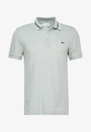 Lichtgrijs Lacoste poloshirt met korte mouwen, voorzien van een twee- knops placket, geribbelde kraag en manchetten, en een klein groen krokodillenlogo op de borst.
