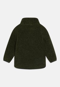 Fleecejacke in dunkelgrün mit strukturierter Oberfläche, hohem Kragen und langen Ärmeln. Sie verfügt über einen abgerundeten Saum und schwarzen Besatz entlang des unteren Saums.