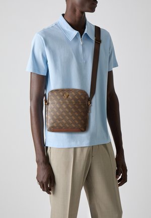 Braune Leder-Crossbody-Tasche mit Monogramm-Muster und braunem Trageriemen. Die Tasche hat eine rechteckige Form und einen kontrastierenden goldenen Logo-Akzent.
