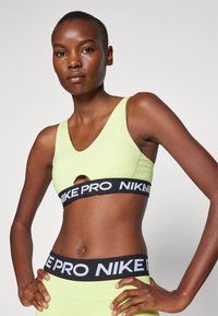 Nike Performance INDY PLUNGE BRA - Sujetadores deportivos con sujeción media - light lemon twist