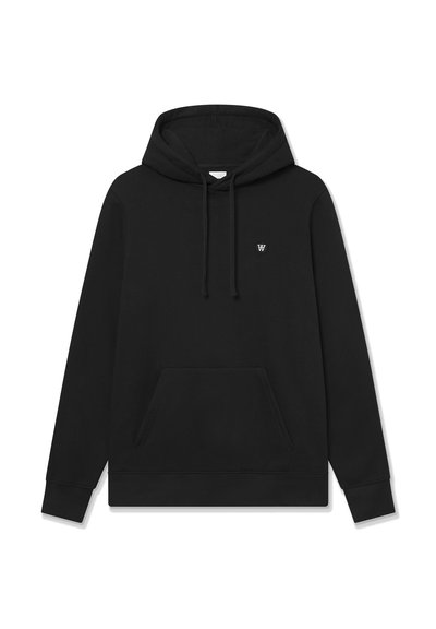 Hoodie noir en coton, avec une poche avant, une capuche avec cordon de serrage et un petit logo sur le coin supérieur gauche. Texture lisse.