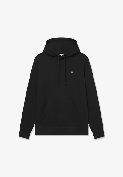 Hoodie noir en coton, avec une poche avant, une capuche avec cordon de serrage et un petit logo sur le coin supérieur gauche. Texture lisse.
