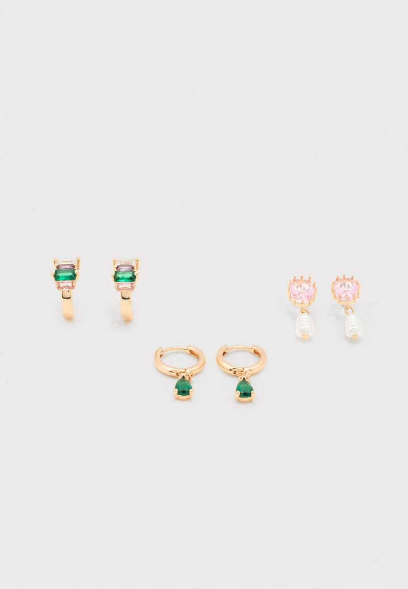 Négy pár fülbevaló: két aranyszínű karika külön zöldes részletekkel, egy pár rózsaszín köves gyöngycseppes, és egy másik pár téglalap alakú, zöld kövekkel.