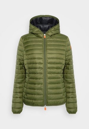 Gevoerde groene jas met een capuchon, voorkant met ritssluiting en elastische manchetten. Heeft een zwarte voering en een oranje ritstrekkertje.