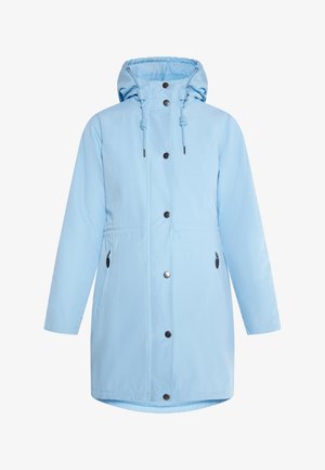 Jachetă impermeabilă de culoare albastră deschisă, cu glugă, capse frontale, buzunare laterale și talie ajustabilă cu șnur. Textură netedă și design casual.